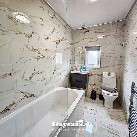 Modern & Spacious 5-bedroom House With Game *