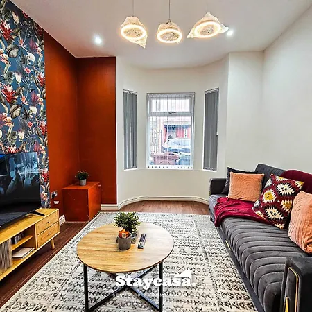 Modern & Spacious 5-bedroom House With Game *