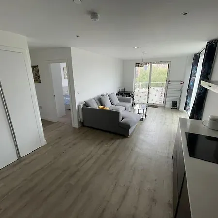 Modern 2-bed Flat In Centre *