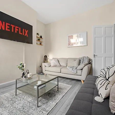 4 Bedroom House Near Centre Sleeps 10 Holiday home Manchester