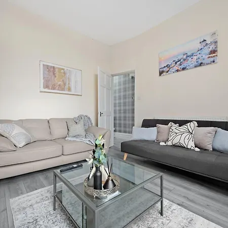 4 Bedroom House Near Centre Sleeps 10 Manchester