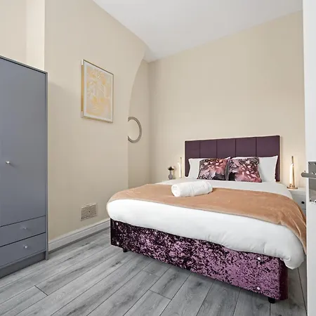 Modern 4br In M11, Close To Etihad Stadium Sleeps 11