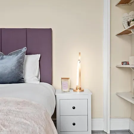 Modern 4br In M11, Close To Etihad Stadium Sleeps 11 Feriehus