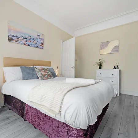 Modern 4br In M11, Close To Etihad Stadium Sleeps 11 Feriehus
