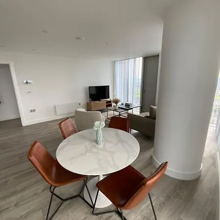 Modern 2 Bed Corner With Gym & Manchester