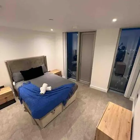 Apartment Modern 2 Bed Corner With Gym &