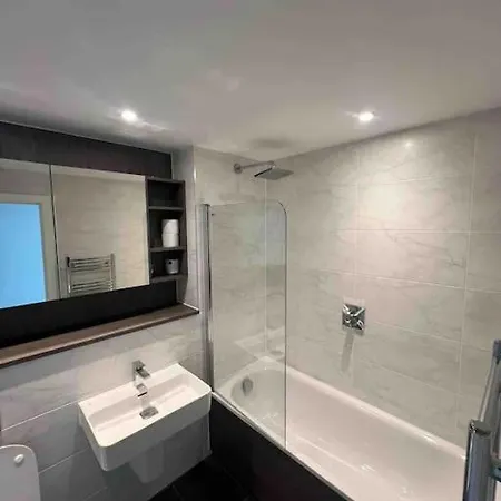 Modern 2 Bed Corner With Gym &