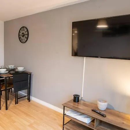 Modern 2bed City Centre Apartment, Sleeps 6, Free Parking, Smart Tvs Apartament *