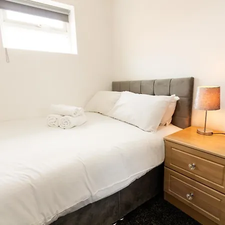 Cosy & Compact In Swinton