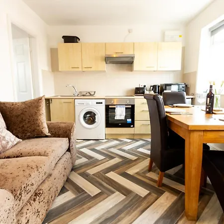Cosy & Compact In Swinton アパート