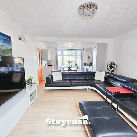 Inviting Serene Abode Large Driveway Sleeps 12 펜션 맨체스터