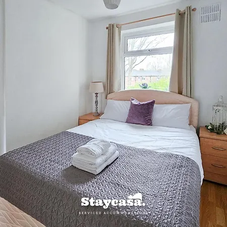 Inviting Serene Abode Large Driveway Sleeps 12 펜션 맨체스터