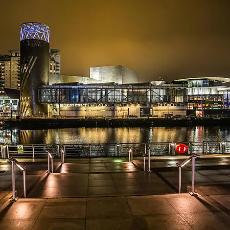 Fresh 2bed 2bath 2mins Drive To Man Utd Stadium Apartment Manchester