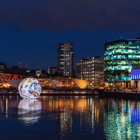 Fresh 2bed 2bath 2mins Drive To Man Utd Stadium Apartment *