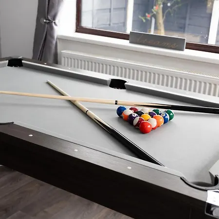 Carpe Diem - Stunning 4 Bed With Games Table Semesterbostad Manchester