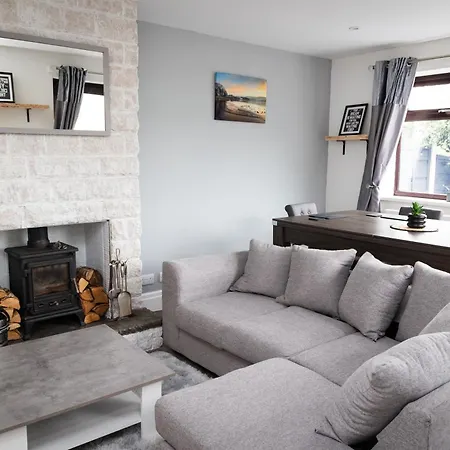 Carpe Diem - Stunning 4 Bed With Games Table Manchester