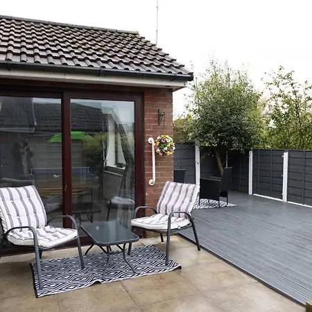 Carpe Diem - Stunning 4 Bed With Games Table * Manchester