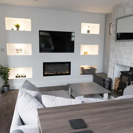 Carpe Diem - Stunning 4 Bed With Games Table Holiday home Manchester