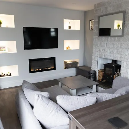 Carpe Diem - Stunning 4 Bed With Games Table Manchester