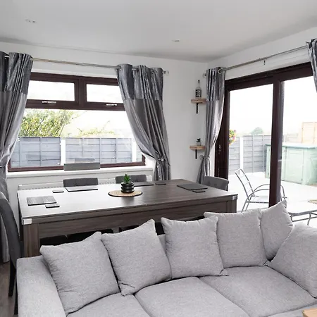 Semesterbostad Carpe Diem - Stunning 4 Bed With Games Table Manchester