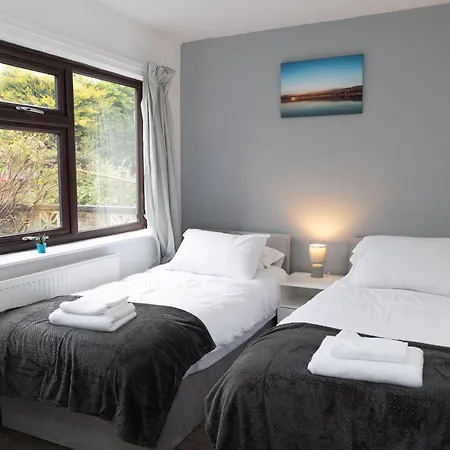 Carpe Diem - Stunning 4 Bed With Games Table Manchester