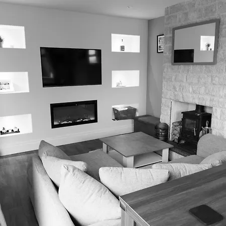 Carpe Diem - Stunning 4 Bed With Games Table * Manchester
