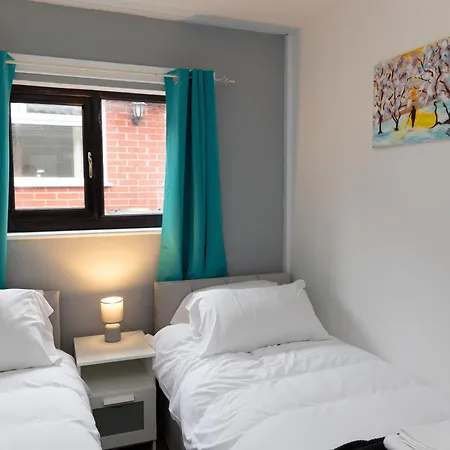 Carpe Diem - Stunning 4 Bed With Games Table Manchester