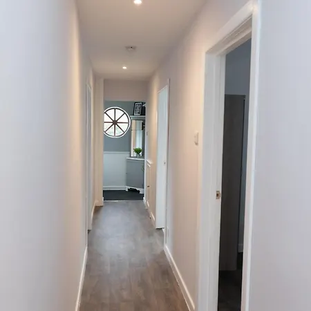 Carpe Diem - Stunning 4 Bed With Games Table Manchester