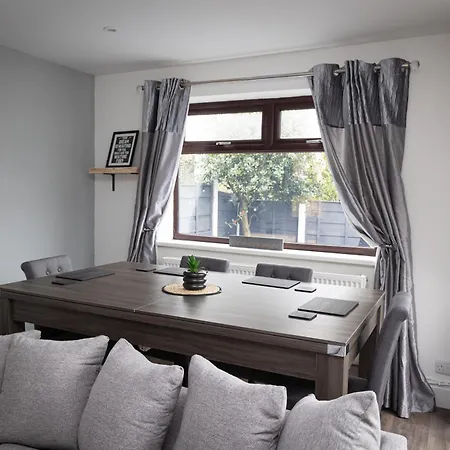 Carpe Diem - Stunning 4 Bed With Games Table * Manchester