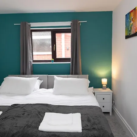 Carpe Diem - Stunning 4 Bed With Games Table Manchester