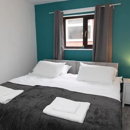 Carpe Diem - Stunning 4 Bed With Games Table Manchester