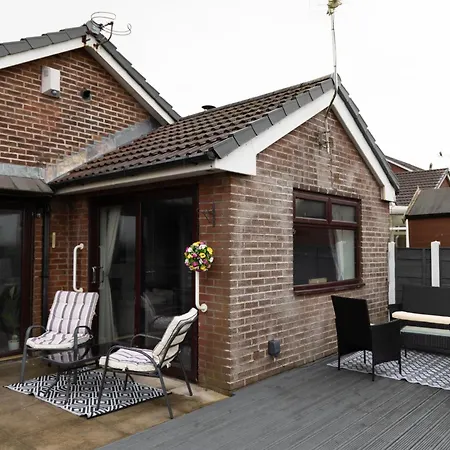 Carpe Diem - Stunning 4 Bed With Games Table * Manchester