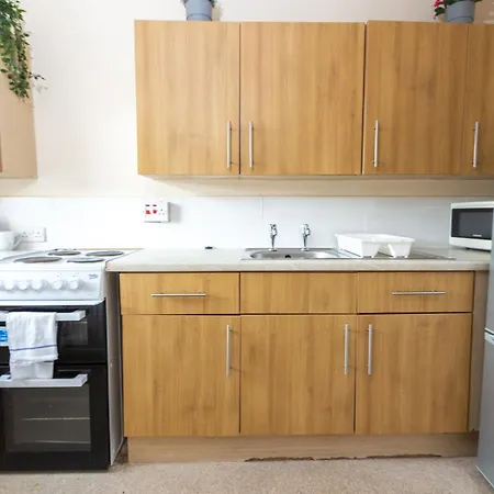 Centrally Located 1bed Apt In Stretford * Manchester