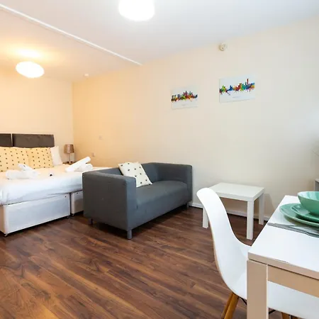 Centrally Located 1bed Apt In Stretford Lejlighed