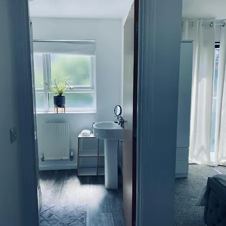 Modern, Stylish And Central *