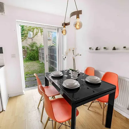 Centre House, Perfect For Long Stays! Parking, Wifi, Outdoor Space Feriehus *