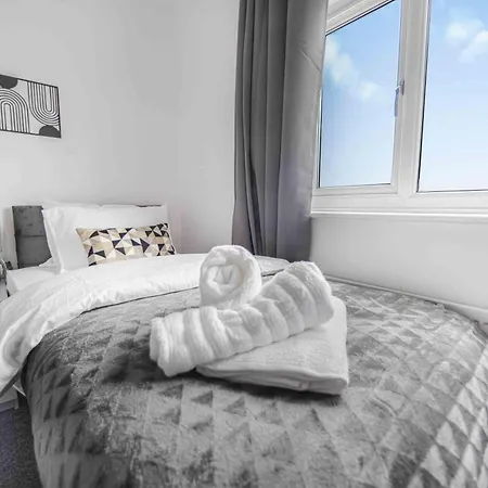 Centre House, Perfect For Long Stays! Parking, Wifi, Outdoor Space بيت للعطل مانشستر