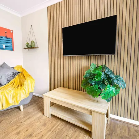 Centre House, Perfect For Long Stays! Parking, Wifi, Outdoor Space 펜션