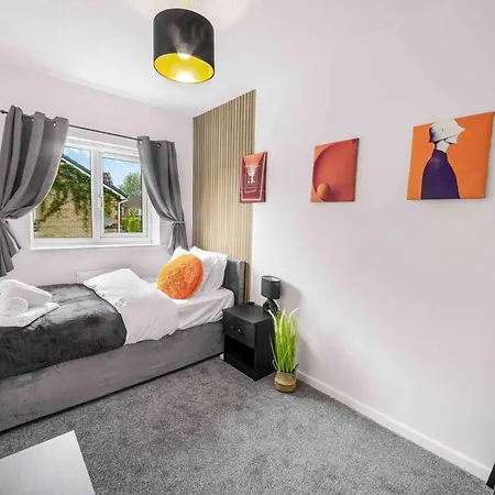 Centre House, Perfect For Long Stays! Parking, Wifi, Outdoor Space 펜션 맨체스터