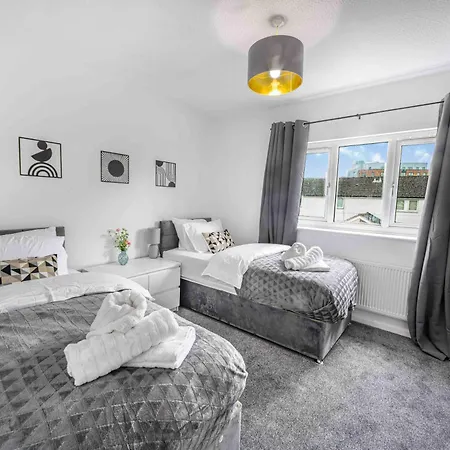 Feriehus Centre House, Perfect For Long Stays! Parking, Wifi, Outdoor Space Manchester