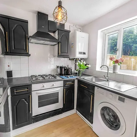 Centre House, Perfect For Long Stays! Parking, Wifi, Outdoor Space بيت للعطل *