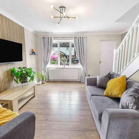 Centre House, Perfect For Long Stays! Parking, Wifi, Outdoor Space بيت للعطل *