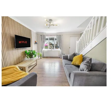 Feriehus Centre House, Perfect For Long Stays! Parking, Wifi, Outdoor Space *