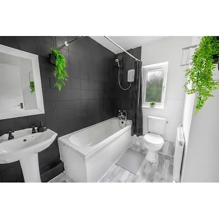 Centre House, Perfect For Long Stays! Parking, Wifi, Outdoor Space 맨체스터