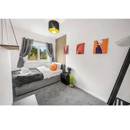 Centre House, Perfect For Long Stays! Parking, Wifi, Outdoor Space 펜션 *