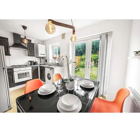 Centre House, Perfect For Long Stays! Parking, Wifi, Outdoor Space Feriehus Manchester