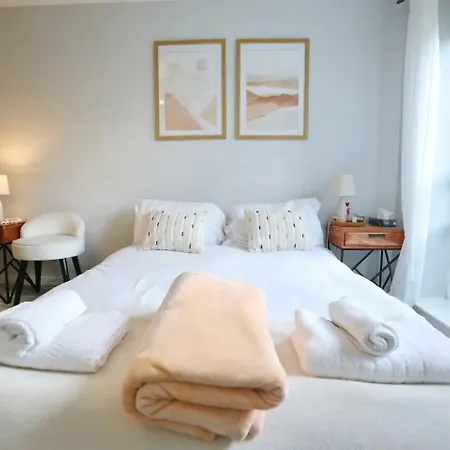 Walk To Man & With Free Parking - Pass The Keys *