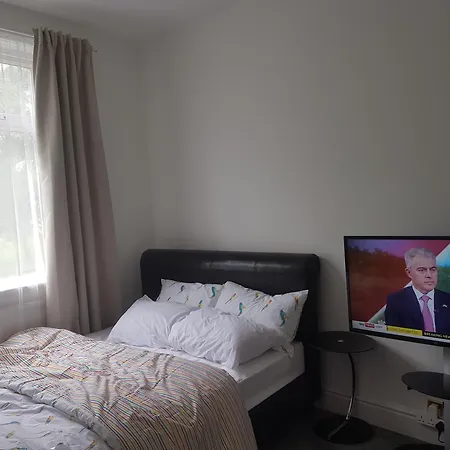 A Quiet & Comfortable 4 Bedroom House * Manchester