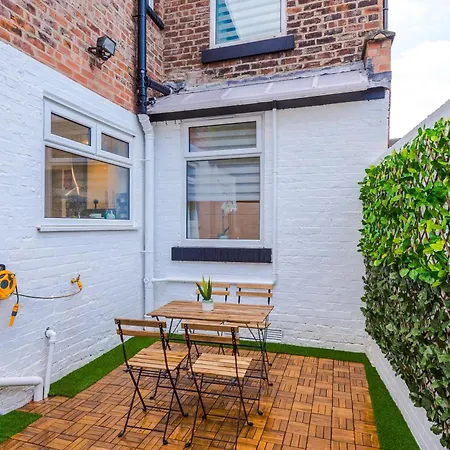 4 Bedroom Victorian House * Manchester