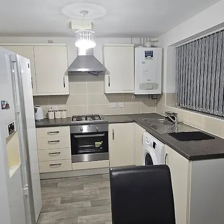 The Wynne House - 3 Bedroom Luxury House With 5 Beds & Free Parking Near Centre, And A Walking Distance To The Etihad Stadium & Coop Live Arena *